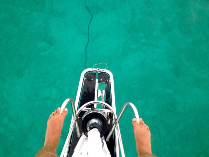   Anchoring in the Bahamas: good to see whether the anchor is dug in and how the chain is positioned