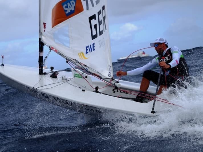   Nei primi giorni dei Campionati Europei, Buhl ha affrontato molto bene le condizioni da "rodeo" al largo di Gran Canaria nel campo di qualificazione. Con il vento leggero dell'ultimo giorno, ha cercato invano la sua linea ottimale.