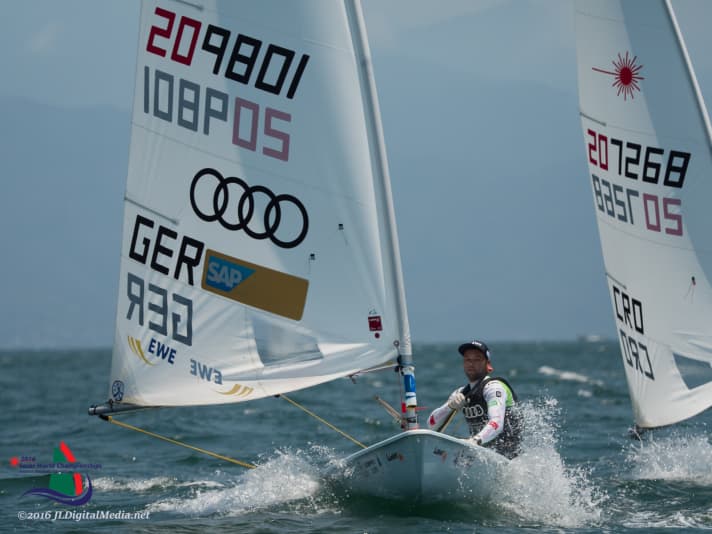   Le vice-champion du monde en titre Philipp Buhl a reculé à la neuvième place lors de la quatrième journée des championnats du monde, mais a conservé ses chances de médaille.