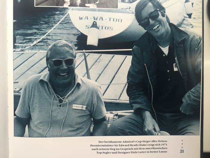   Extrait du livre "Coup de surprise - Champagne Mumm Admiral's Cup 1993" : Sir Edward Heath en conversation avec le designer Dick Carter. La photo de 1971 montre le navigateur le plus populaire d'Angleterre à l'époque, qui fut Premier ministre de son pays de 1970 à 1974.
