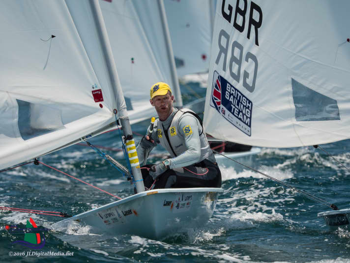  Belle étude du double champion olympique Robert Scheidt, qui se bat également pour une médaille au Mexique et qui se trouve juste devant Buhl à la cinquième place.