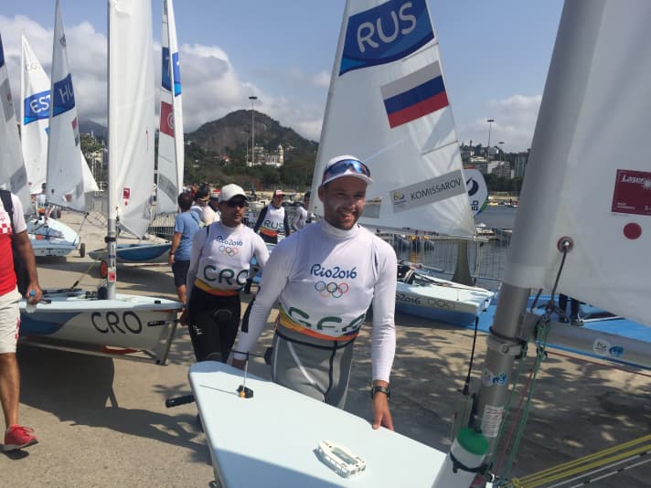   C'est ici que les navigateurs laser, ainsi que Philipp Buhl, poussent leurs bateaux en direction du bassin portuaire. Klaus Lahme est généralement désigné comme arbitre sur la piste laser, car sa propre expérience d'ancien vice-champion d'Europe lui permet de bien voir les mouvements autorisés et non autorisés des athlètes.