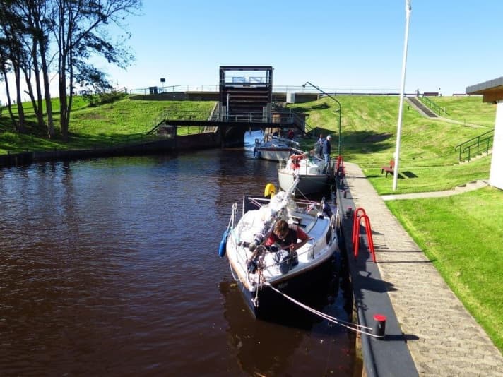   Bateaux devant le vieil ouvrage qui sépare le canal de l'Elbe