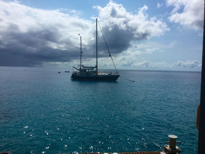   Le voilier "Fidel" au mouillage