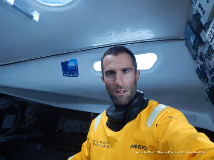   Armel Le Cléac'h attend sa chance derrière Alex Thomson : après deux deuxièmes places consécutives en Vendée, le coureur de toujours et de toujours est actuellement de nouveau - à la deuxième place