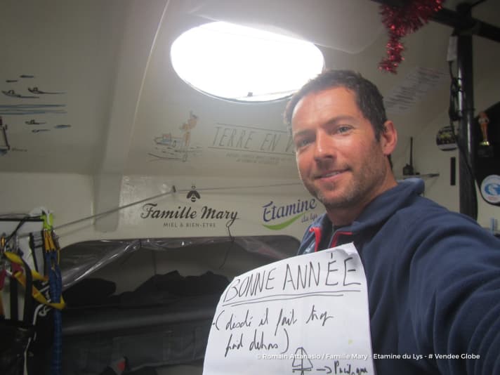   Romain Attanasio, uomo di Sam Davies, augura buon anno dal mare! È al 17° posto