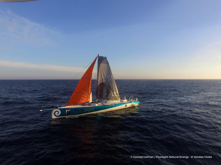  Conrad Colman a parcouru 715 milles sous gréement de fortune et a franchi la ligne d'arrivée. Avant lui, seuls deux skippers avaient réussi cet exploit dans le Vendée Globe.