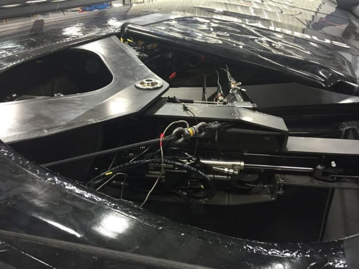   Blick in das untere, streng geheime Segment eines Prototypen-Flügel bei Oracle Team USA. Es birgt die Mechanik für die Verstellung von Profil und Twist, ein Zusammenspiel von Hydraulik und Leinen