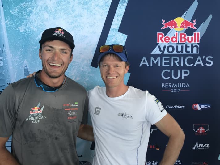   Hatten im Gespräch nach den Rennen Spaß zusammen: Max Kohlhoff und Nathan Outteridge. Der Artemis-Steuermann beglückwünschte die Deutschen und sagte dann lachend: "Wieso sind diese jungen Segler im Red Bull Youth America's Cup eigentlich alle so groß?"