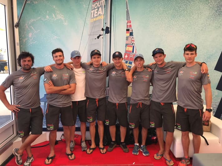   Spontaner Fototermin mit YACHT online vor dem Skipper's Briefing am Morgen vor dem zweiten Renntag in der Qualifikation: Das SVB Team Germany startete gut gelaunt in die letzten Wettfahrten vor dem Finale