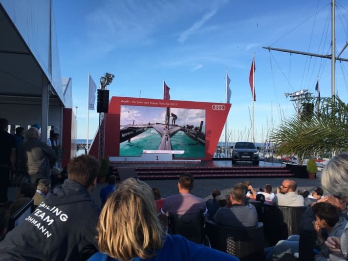   Auch bei der Kieler Woche wird der America's Cup im Olympiazentrum von Kiel-Schilksee live übertragen, und die Segler fiebern mit