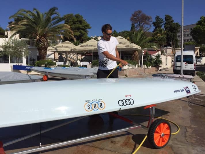   Philipp Buhl kümmert sich kurz vor dem Start im WM-Hafen von Split um seinen Laser