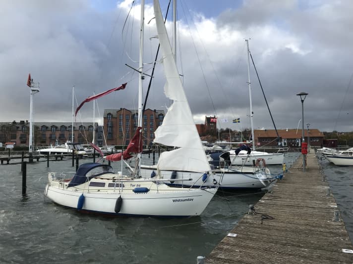   Heiligenhafen : une voile d'avant à enrouleur s'est détachée, bat sous les rafales de vent, finit par se déchirer