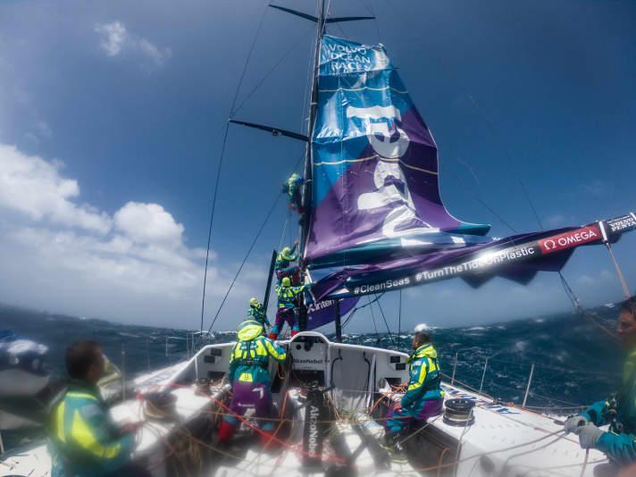   Bitterer Rückschlag für das zuvor gut im Rennen liegende Team AkzoNobel: Bruch an Bord warf Skipper Simeon Tienpont und seine Mannschaft nach einer missglückten Halse auf die letzte Position zurück