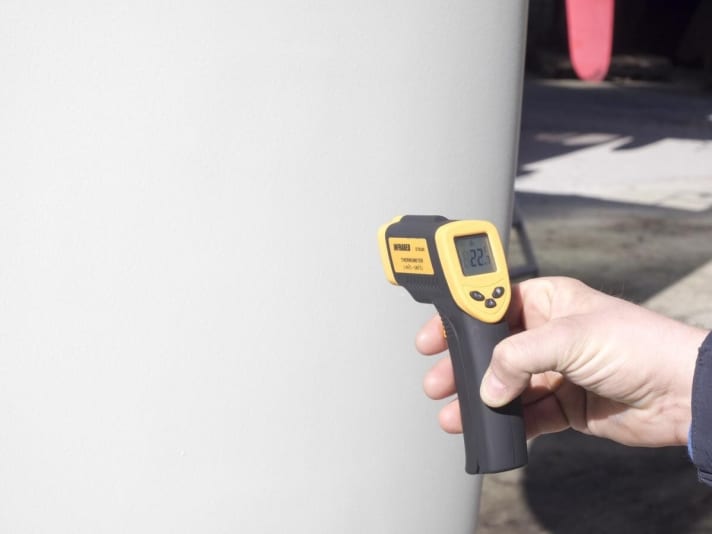 Un thermomètre laser permet de déterminer la température de la coque