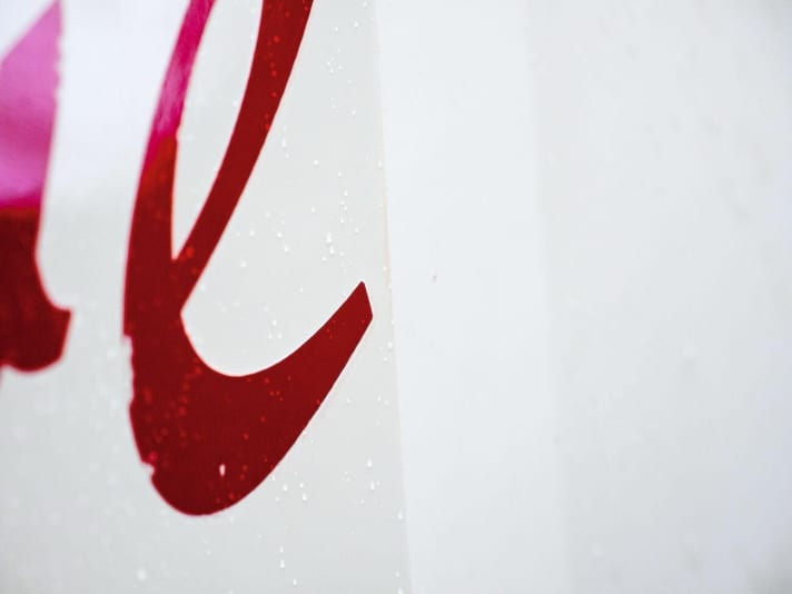   Vorher – nachher. Poliert und mit einer Versiegelung geschützt, ist das Gelcoat kaum wiederzuerkennen