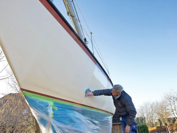A film from the painting supplies ensures that the disc does not "eat" any antifouling during polishing. Then it would have to be changed