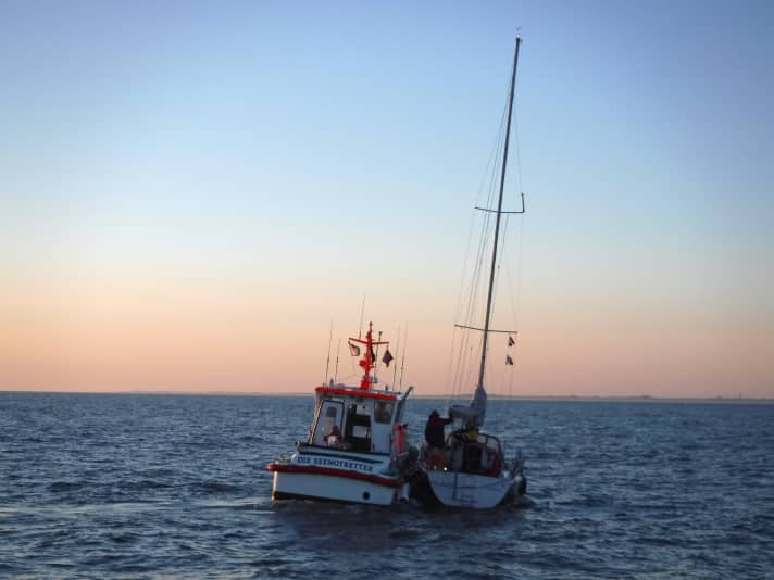   Lo yacht che si è incagliato nell'estuario di Accumer Ee viene rimorchiato da una barca di soccorso