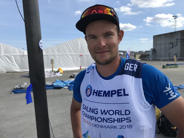   Phillip Kasüske nach seinem Tagessieg im Bootspark der Finnsegler