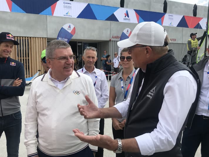   Hatten sich beim WM-Besuch des IOC-Präsidenten in Aarhus im Sommer 2018 einiges zu sagen: Thomas Bach und World-Sailing-Präsident Kim Andersen. Im Hintergrund links lächelt Nacra-17-Olympiasieger Santi Lange aus Argentinien, der sich später auch noch mit Bach unterhielt