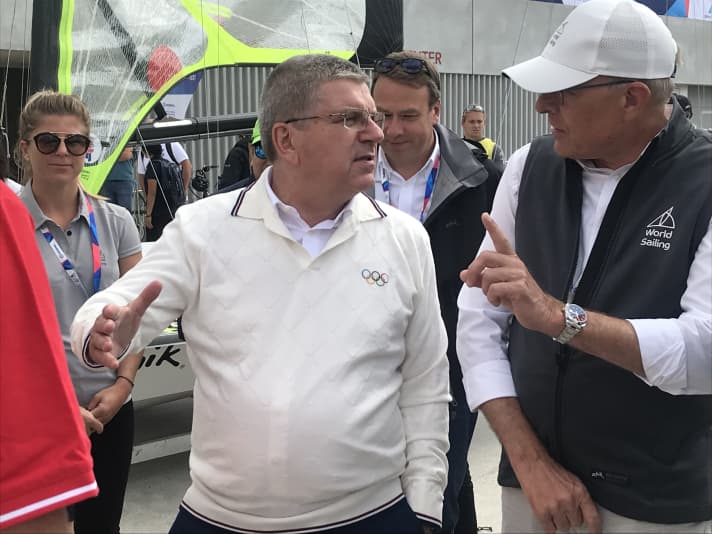   Lors du Championnat du monde de voile de toutes les disciplines olympiques à Aarhus en 2017 : Le président du CIO Thomas Bach en discussion avec le président de World Sailing Kim Andersen