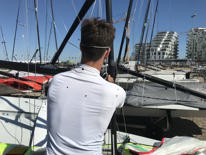   War an Tag 1 der WM noch nicht gefordert: 49er-Vorschoter Max Boehme arbeitete mit seinem Steuermann Justus Schmidt am 49er der Crew aus Kiel. Der Blick auf Boehmes Rücken zeigt, dass im Hafen reichlich Marienkäfer unterwegs sind. Vielleicht bringen sie ja Glück…
