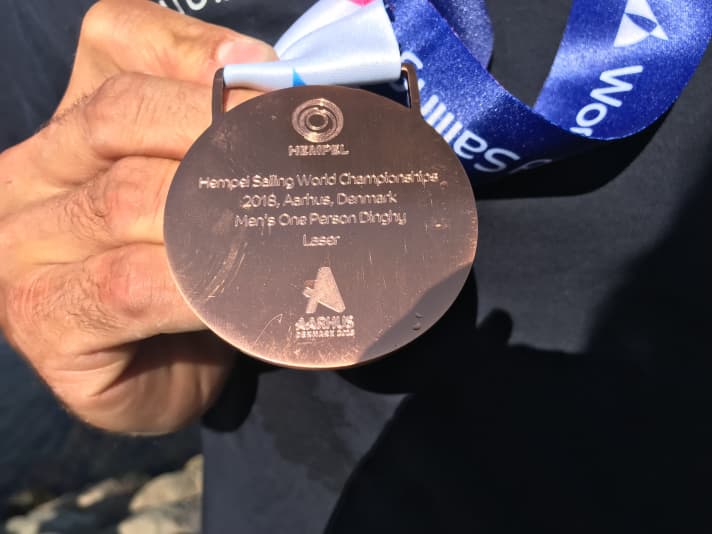   La médaille de bronze de Philipp Buhl : voici à quoi elle ressemble vue de dos