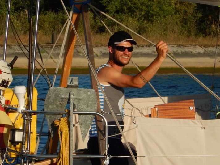   Martin Finkbeiner a bordo di "Aracanga" durante il primo breve tratto sul Reno, poco dopo la partenza, a metà luglio 2018.
