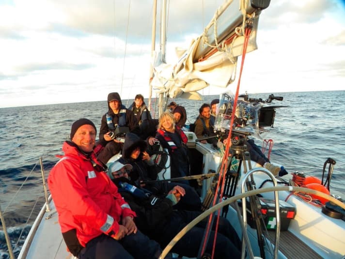   Am Set: Das Filmteam beim Dreh an Bord