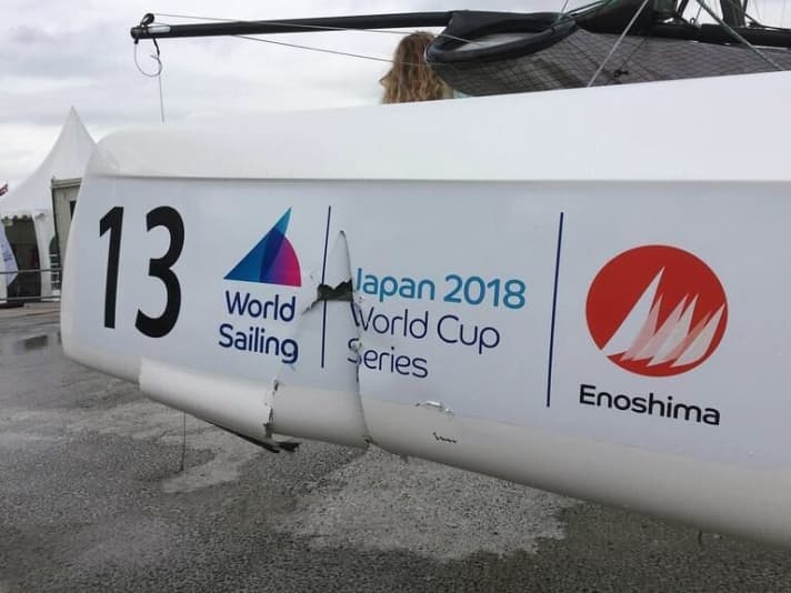   Le numéro d'étrave 13 n'a pas porté chance à Johannes Polgar et Carolina Werner lors de la première journée de la régate de Coupe du Monde sur le plan d'eau japonais de la Coupe du Monde et des Jeux Olympiques - voici à quoi ressemblait leur Nacra 17 après un crash.