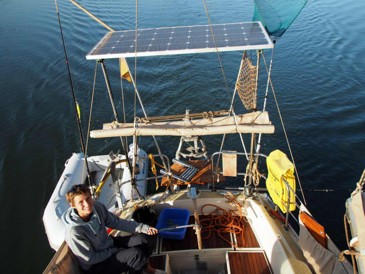   Die Skipperin am Steuer