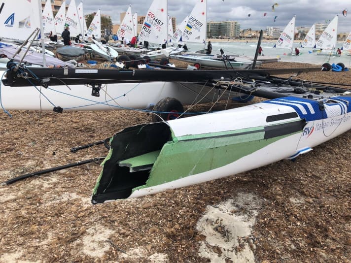   So sah der italienische Nacra 17 nach dem Crash mit den deutschen Seglern aus