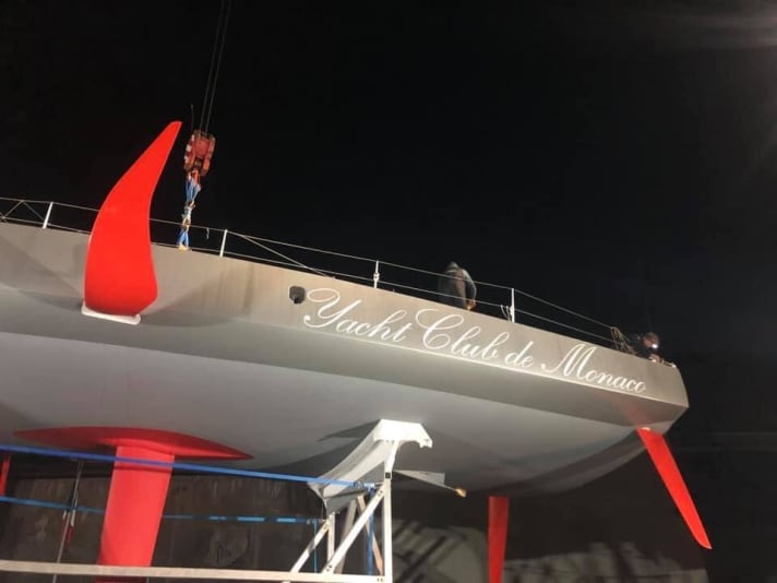   Fraîchement peint, le "Malizia" brille au petit matin sur le chantier naval de Lorient