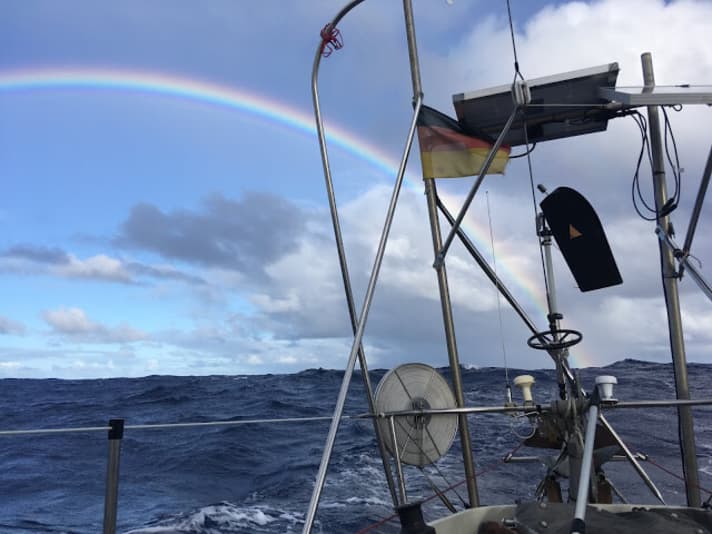   Près de 3000 miles nautiques attendent encore le jeune équipage et son vieux bateau.