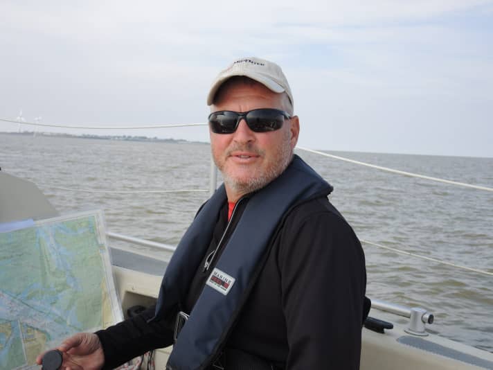   Der Skipper auf seiner Etap 26 im Heimatrevier vor der ostfriesischen Küste