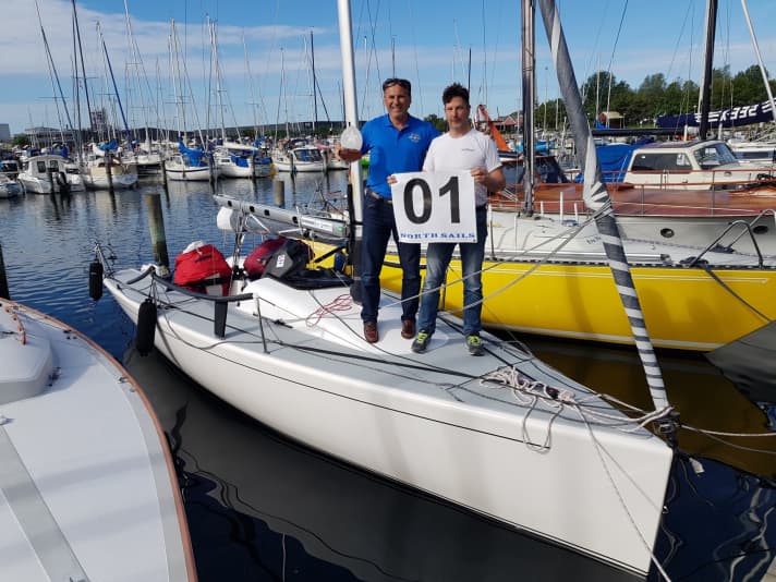   Patrik Heinrichs (à gauche) à gauche et le constructeur de bateaux Björn Gadd de Suède sur le T24 "Jynx".