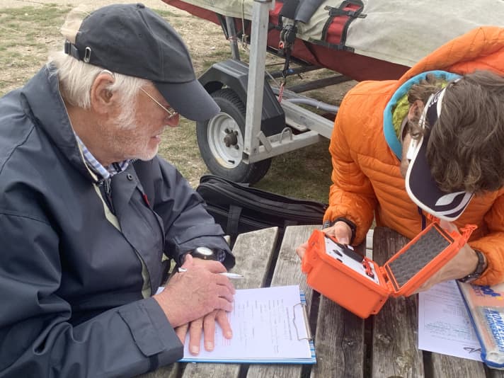   John Reed du WSSRC remet la boîte noire avec le tracker