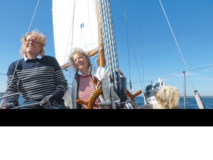   Jan Kochen and Hella Peperkorn with on-board dog "Pippalotta" on board the "Seven"