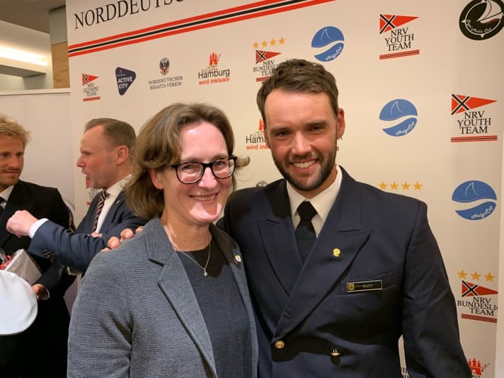   Herzliche gemeinsame Freude über den hochverdienten WM-Tiel für die Laser-Nummer-Eins im German Sailing Team: DSV-Sportdirektorin Nadine Stegenwalner und Weltmeister Philipp Buhl