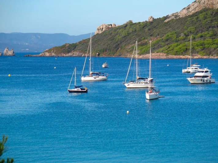   A l'arrivée : le Neptun 20 à l'ancre sur des eaux transparentes devant l'île de Porquerolles