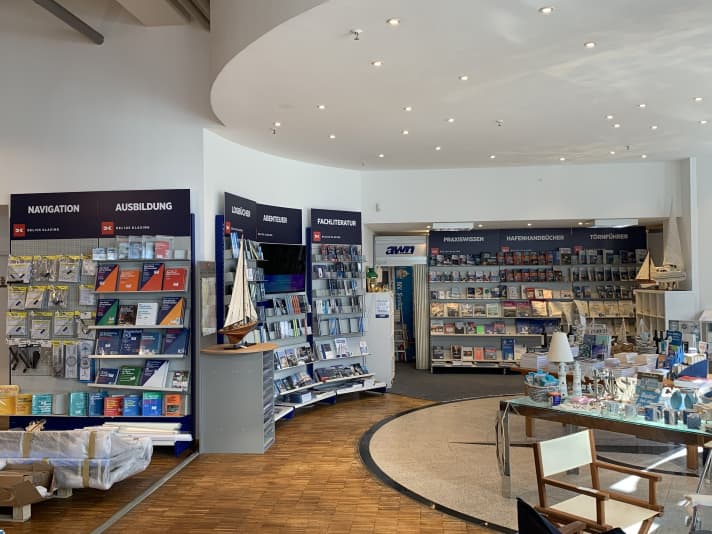   Perfect for preparing for the season: a large selection of area guides, harbour handbooks and training literature from Delius Klasing Verlag is available in the large book section