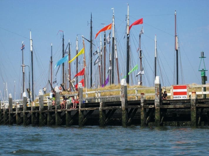   When full, closed. The harbours on the islands are particularly busy in summer