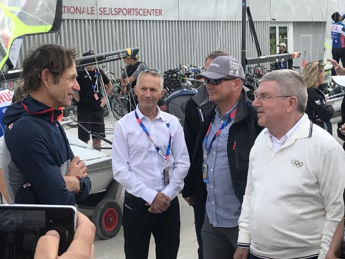   IOC-Präsident Thomas Bach und Olympiasieger Santi Lange im Gespräch