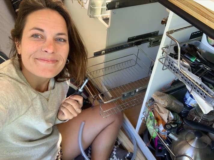   Sanni, die Baumeisterin: Der eigene Bus ist nach wochenlangem Ausbau nun bewohnbar