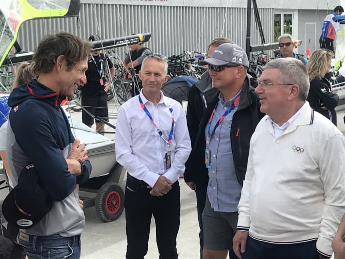   Le champion olympique Nacra 17 Santi Lange s'entretient avec le président du CIO Thomas Bach