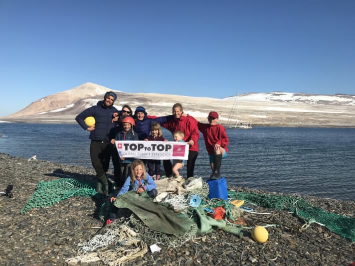   L'equipaggio a terra, con la "Pachamama" ancorata sullo sfondo. La raccolta dei rifiuti è da tempo parte integrante del programma, anche nelle aree più remote.
