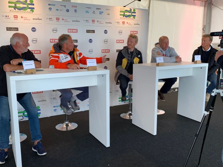   Bei der abendlichen Pressekonferenz, die Kieler Woche Sailing via Facebook täglich live überträgt, waren am Sonntagabend Kieler-Woche-Rekordsieger Wolfgang Hunger (r.), Vorschoter Holger Jess, Musto-Skiff-Spitzenreiter Iver Ahlmann und Kieler-Woche-Dirigent Dirk Ramhorst Gäste von Pressesprecher Hermann Hell (l.)