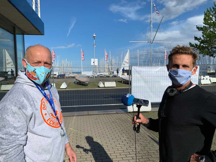   Holger Jess, vainqueur de la Kieler Week, interviewé à l'époque de Corona. En 2020, son barreur de 505, Wolfgang Hunger, avait porté son record fabuleux de la Kieler-Woche à 23 victoires.