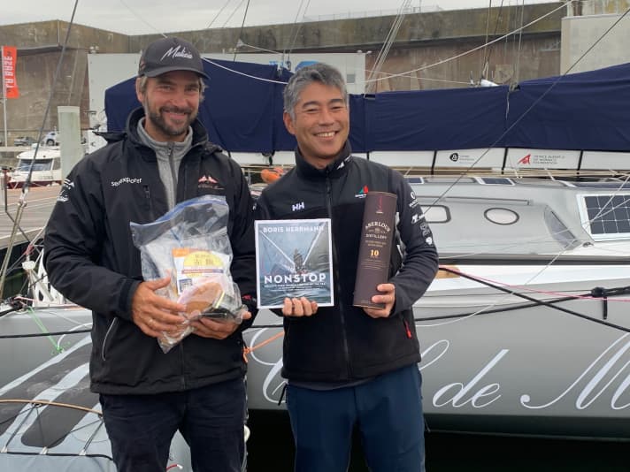   Un bel gesto tra due skipper della Vendée Globe: Boris Herrmann e Kojiro Shiraishi si augurano una buona regata a Lorient mercoledì e si scambiano piccoli doni. Boris Herrmann riceve dei campioni giapponesi dalla confezione di provviste del simpatico skipper di DMG Mori Global One.