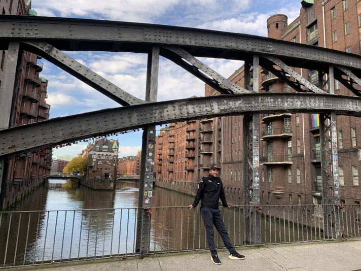   Im Hintergrund die "Elphi": Boris Herrmann genießt den sonnigen Herbsttag in Hamburg